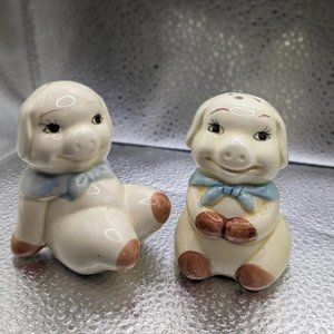 VINTAGE OFFWHITE CERAMIC PIG SALT AND PEPPER SHAKERS W/ BLUE BOW DETAIL M/TAIWAN